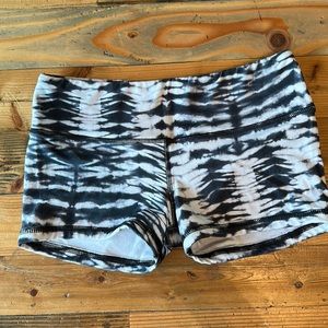 FLEO shorts size small. Black and white print.
